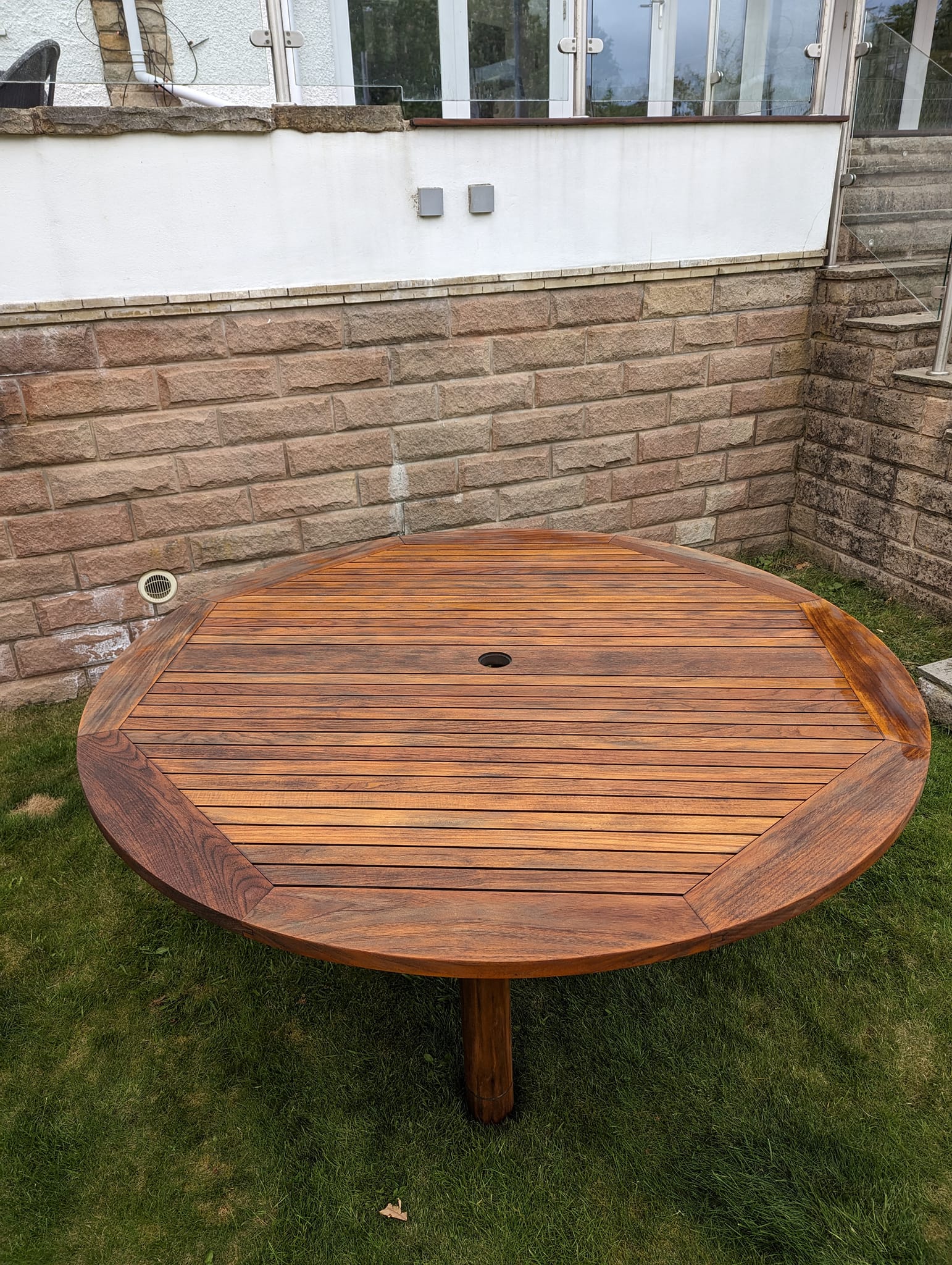 Round garden table image